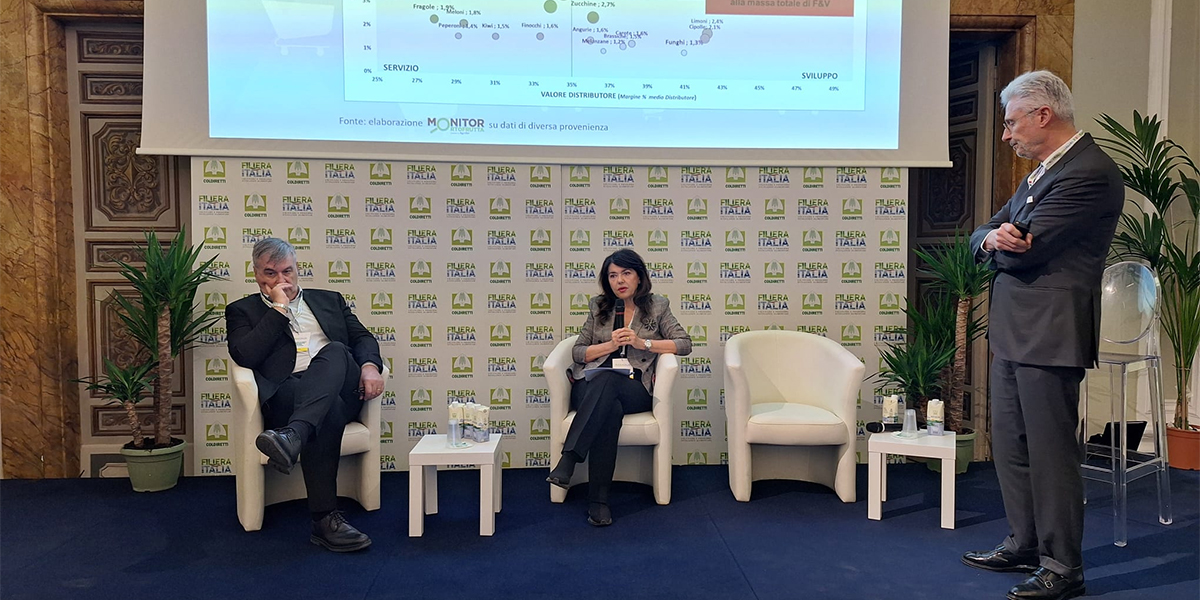 Nella foto, da sinistra: Francesco Avanzini, direttore generale Conad; Maura Latini, presidente Coop Italia e Roberto Della Casa, responsabile scientifico Monitor Ortofrutta di Agroter e direttore IFN